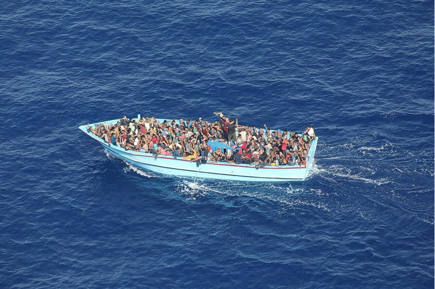 Dieses Boot mit 300 Migrant*innen wurde im August letzten Jahres von der Rettungsmission Seabird aufgefunden.